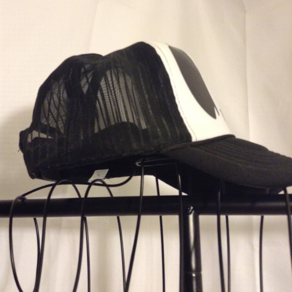 Trucker Snap Back Hat Eyes Nose White Black NEW - Picture 5 of 8